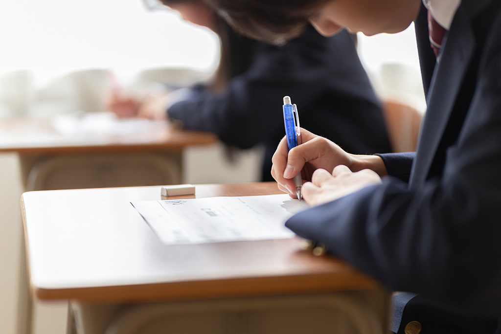 授業を受けている