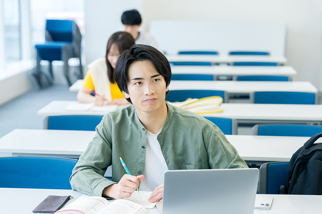 授業を受けている