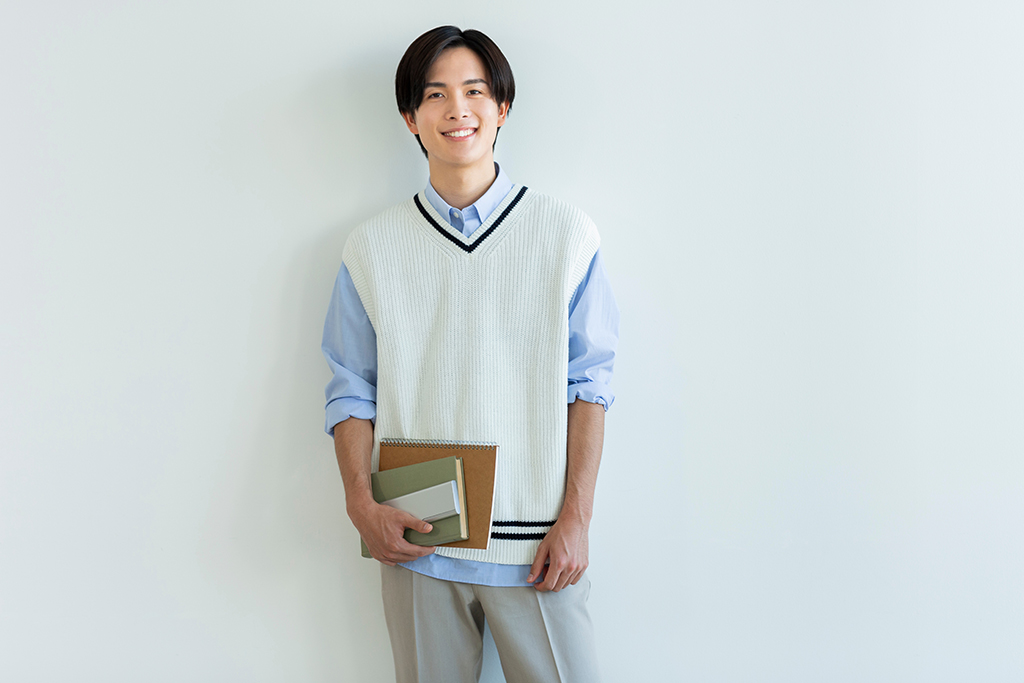 本を持っている男性